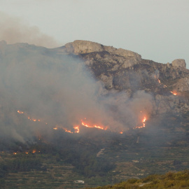 El incendio forestal que se declaró la noche del pasado sábado en Vall d,'Ebo, y que ha quemado cerca de 9.500 hectáreas y forzado al desalojo de más de un millar de personas.