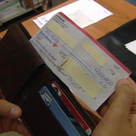 Un trabajador se encuentra en el metro de Madrid un cheque por valor de dos millones de dólares