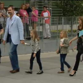 Los Príncipes visitan con sus hijas al Rey
