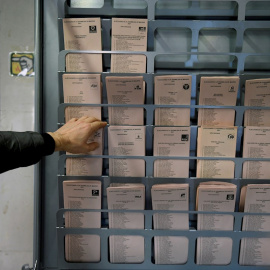 Preparativos en el colegio Roma en Madrid previos a la apertura para las votaciones en las elecciones.