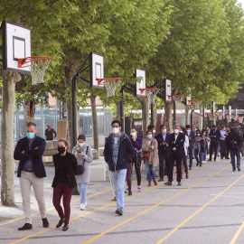 Largas colas para votar en el  colegio San Agustín, en Madrid.