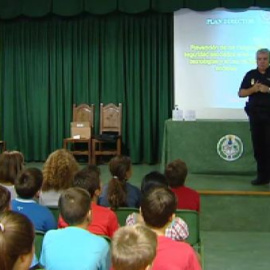 La Policía Nacional inicia el curso escolar con charlas sobre el uso de internet