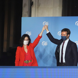 La presidenta de la Comunidad de Madrid, Isabel Díaz Ayuso, y el líder del PP, Pablo Casado, en el balcón de Génova.