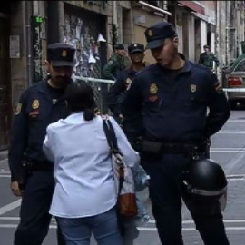 Momentos de tensión durante el registro de la sede Herrira en Pamplona