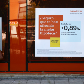 Una mujer en un cajero automático de una oficina de Bankinter en el centro de Madrid. REUTERS/Sergio Perez