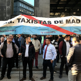 Los taxistas en la concentración convocada este jueves en las inmediaciones del Congreso de los Diputados - Arancha Ríos