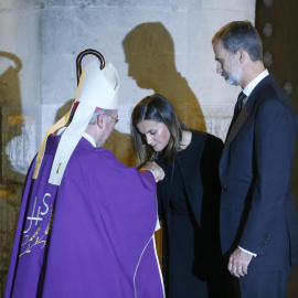 La reina Letizia besa el obispo del obismpo Sebastia Taltavull en presencia del rey Felipe, antes del funeral por las víctimas de las riadas en Mallorca. REUTERS/Enrique Calvo