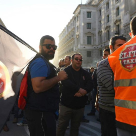 25/10/2018.- Manifestación de taxistas en las inmediaciones del Congreso de los Diputados, en coincidencia con el pleno en el que se decide si convalida o deroga el real decreto que faculta a las comunidades autónomas y los ayuntamientos a regular la ac
