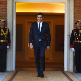 Pedro Sánchez, en la entrada del palacio de La Moncloa. (FERNANDO VILLAR | EFE)