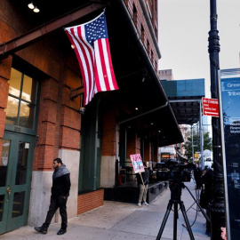 Imagen del exterior del edificio donde se ha interceptado un paquete sospechoso dirigido al actor estadounidense Robert de Niro en Nueva York.