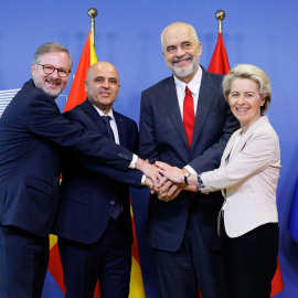 19/07/2022 El primer ministro checo, Petr Fiala, el primer ministro de Macedonia del Norte, Dimitar Kovacevski, el primer ministro albanés, Edi Rama, y ​​la presidenta de la Comisión Europea, Ursula von der Leyen, unen sus manos antes de su reunión