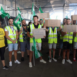 Trabajadores de las aerolíneas Ryanair y EasyJet se concentran a las puertas del aeropuerto Costa del Sol de la capital en protesta de las condiciones laborales que tienen en el inicio de la campaña de verano, a 1 de julio de 2022 en Málaga (Andalucía