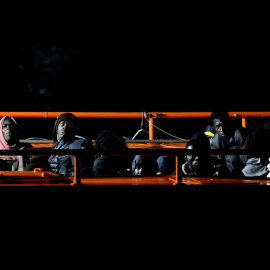 Migrantes esperan para desembarcar de un buque de la Guardia Costera española en el puerto de Arguineguín, en Gran Canaria.