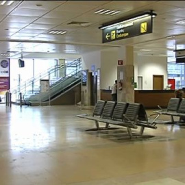 La ambulancia que atendió a la joven inglesa que falleció ayer en el aeropuerto de Gerona tardó 14 minutos en llegar hasta allí