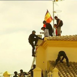 La policía y los bomberos desalojan una corrala ocupada por 13 familias desahuciadas