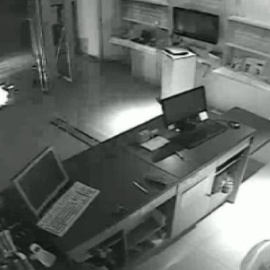Saquean una tienda de telefonía utilizando papeleras para llevarse los móviles