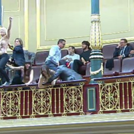 Activistas de Femen interrumpen a Gallardón en el Congreso al grito de ¡Aborto es sagrado!