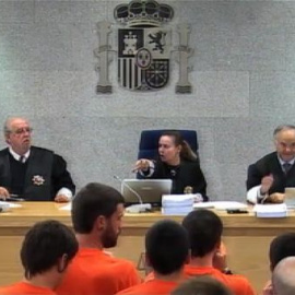 Globos naranjas ante el tribunal para protestar por la detención de Luis Goñi