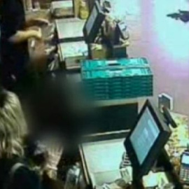 La policía detiene a un atracador robando en una frutería de Barcelona