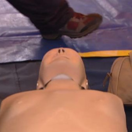 Los servicios de emergencias enseñan cómo reanimar a una persona en paro cardiaco