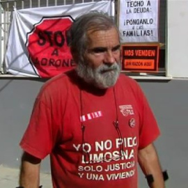 Seis familias ocupan un edificio vacío desde hace años en Aldeia
