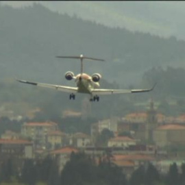 Las fuertes rachas de viento complican las maniobras de aterrizaje y despegue en el aeropuerto de Bilbao