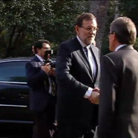 Frío saludo entre Rajoy y Mas a la llegada del Foro 5+5