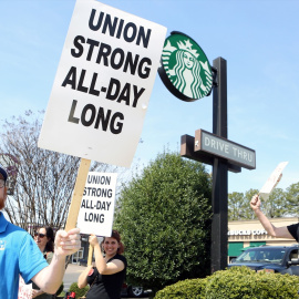 Protesta en apoyo de siete trabajadores de Starbucks despedidos en represalia por organizar un sindicato. En Memphis, Tennessee (EEUU) a 16 de agosto de 2022.