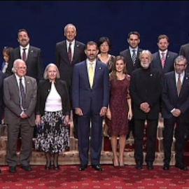 Foto de familia de los Premio Príncipe de Asturias 2013