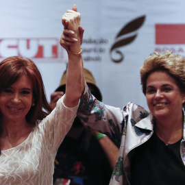 Gesto de las expresidentas Dilma Rousseff (D) de Brasil y Cristina Kirchner de Argentina durante la conferencia "La lucha política en América Latina hoy", en Sao Paulo el 9 de diciembre de 2016.