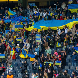 23/08/2022. Aficionados ucranianos portan la bandera de su país en un amistoso entre el  Shakhtar Donetsk y el Fenerbahce celebrado en Estambul, a 19 de abril de 2022,