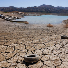 11/08/2022 Los neumáticos yacen en el suelo agrietado del embalse de la Viñuela durante una sequía severa en la Viñuela, cerca de Málaga, sur de España 8 de agosto de 2022. Un período seco prolongado y el calor extremo que hicieron del mes de julio