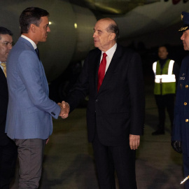 Álvaro Leyva saluda al jefe del Gobierno español, Pedro Sánchez, a su llegada este martes 24 de agosto de 2022, a Bogotá (Colombia).