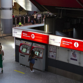 08/08/2022-Una persona en una de las máquinas de venta de billetes en la estación Madrid-Atocha Cercanías, a 8 de agosto de 2022, en Madrid (España). Renfe abre hoy el registro en su web para que los clientes puedan solicitar el abono gratuito, que co