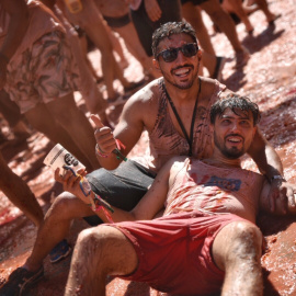 Dos jóvenes participan en la hasta ahora última fiesta de la Tomatina de Bunyol, a 28 de agosto de 2019.