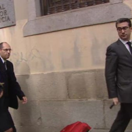 Afectados por las preferentes vitorean al Juez Silva