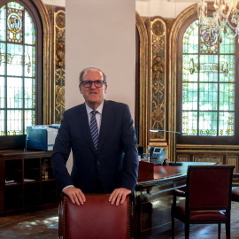 El defensor del Pueblo de España, Ángel Gabilondo, posa después de una entrevista para Europa Press