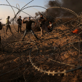 Imagen de palestinos en la frontera durante las protestas de la Gran Marcha del Retorno. REUTERS/Ibraheem Abu Mustafa
