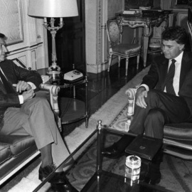 Adolfo Suárez (izq.) y Felipe González, en La Moncloa en 1987, cuando el segundo era presidente. EFE / ARCHIVO