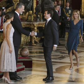 Los reyes Felipe VI y Letizia, saludan al presidente del PP Pablo Casado y su mujer Isabel Torres, EFE/Ballesteros