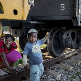 Mozambique es el octavo país más pobre del mundo. La rehabilitación de una vía férrea, realizada por la compañía española SACYR, desvela cómo la actividad de las empresas en países en vías de desarrollo no siempre es positiva. Esa nueva ruta de