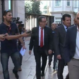 Un periodista de Canal 9 trata de recabar sin éxito unas declaraciones del vicepresidente valenciano sobre el cierre 