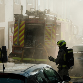 22/08/2022-Un efectivo de bomberos durante las labores de extinción de un incendio en una vivienda de la rúa do Medio de Santiago de Compostela, a 22 de agosto de 2022, en Santiago de Compostela, A Coruña, Galicia (España).