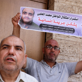 Un hombre sostiene una foto de Mohammad al Halabi, durante una protesta en solidaridad tras la decisión de un tribunal israelí de sentenciarlo a 12 años, en la ciudad de Gaza, el 30 de agosto de 2022.
