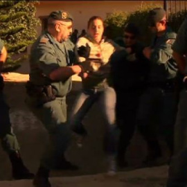 Derriban una vivienda en Alhaurín el Grande en medio de un gran dispositivo policial