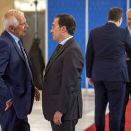 El Alto Representante de la Unión Europea para Asuntos Exteriores y Política de Seguridad, Josep Borell (izq.), habla con el ministro español de Asuntos Exteriores , José Manuel Albares este martes en Praga.