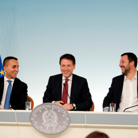 El primer ministro italiano, Giuseppe Conte, flanqueado por los vicepresidentes y líderes de los partidos que forman el Gobierno trasalpino, el del Movimiento 5 Estrellas y ministro de Trabajo e Industria, Luigi Di Maio, y el de Liga Norte y ministro de 