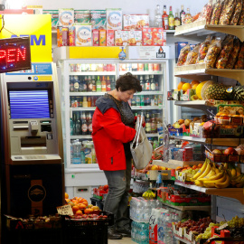 Una mujer compra comida en una tienda en el centro de Roma. REUTERS/Max Rossi