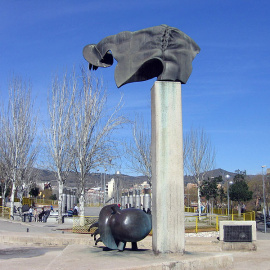 El monumento David y Goliat creado por el escultor Roy Schifrin para rendir homenaje a las Brigadas Internacionales./WIKIMEDIA