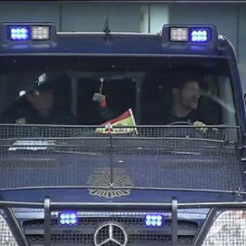 Los cinco detenidos por la explosión en el Pilar, camino de la Comisaría de Canillas